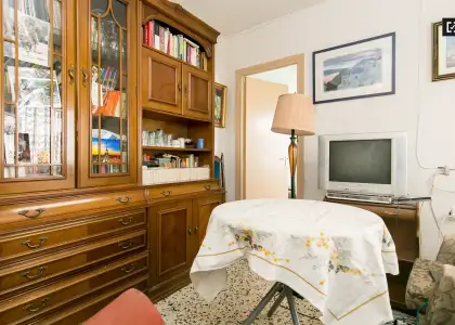 Acogedora habitación con armario independiente en un apartamento de 3 dormitorios, Albaicín en Granada