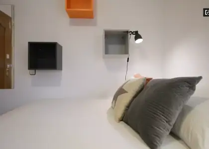 Habitación animada en apartamento de 4 dormitorios en Poblenou. en Barcelona