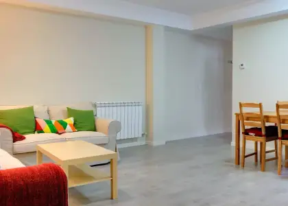 Habitación en piso compartido de 3 habitaciones en Zaragoza, gastos incluidos, ideal para profesionales y estudiantes, solo mujeres. en Zaragoza