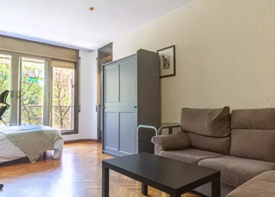 Habitación en piso compartido de 4 habitaciones en alquiler en Sants en Barcelona
