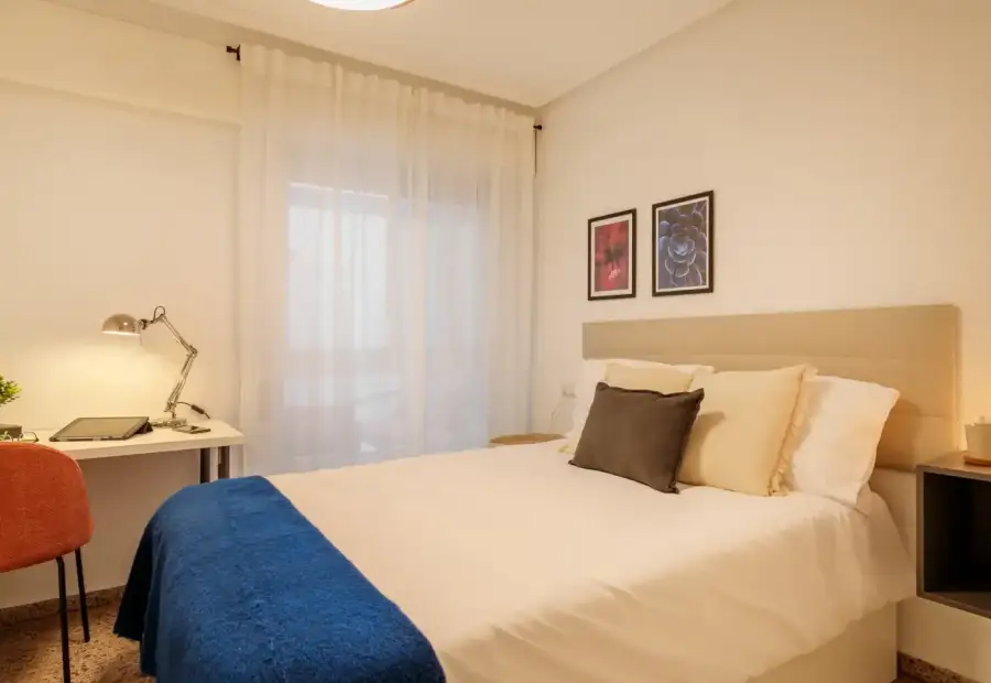 Habitación en piso compartido de 5 habitaciones en Alicante, algunos gastos incluidos, solo para profesionales, se admiten estudiantes. en Alicante (Alacant)