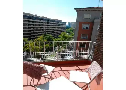 Habitación en piso compartido de 5 habitaciones en Zaragoza, solo para mujeres, profesionales. en Zaragoza