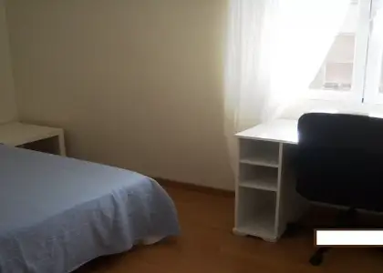 Habitación en piso compartido de 5 habitaciones en Zaragoza, solo para mujeres, profesionales. en Zaragoza