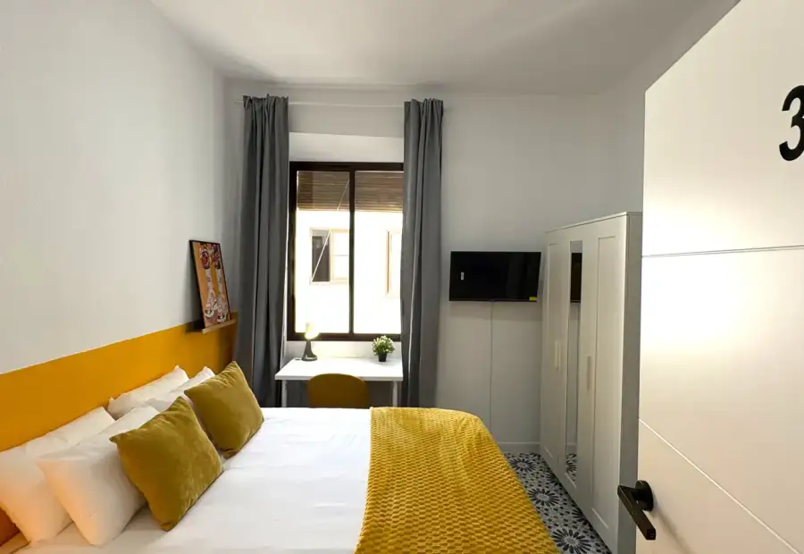Habitación en piso compartido de 6 habitaciones en alquiler en Albaycín perfecta para chicas, profesionales y estudiantes en Granada