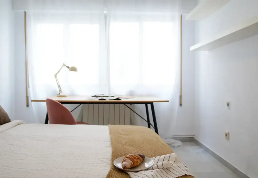 Habitación en piso compartido de 6 habitaciones en alquiler en Alicante, perfecta para profesionales y estudiantes. en Alicante (Alacant)