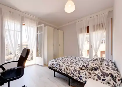 Habitación en piso compartido de 6 habitaciones en Zaragoza, ideal solo para mujeres profesionales. en Zaragoza