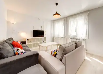 Habitación en piso compartido de 6 habitaciones en Zaragoza, ideal solo para mujeres profesionales. en Zaragoza