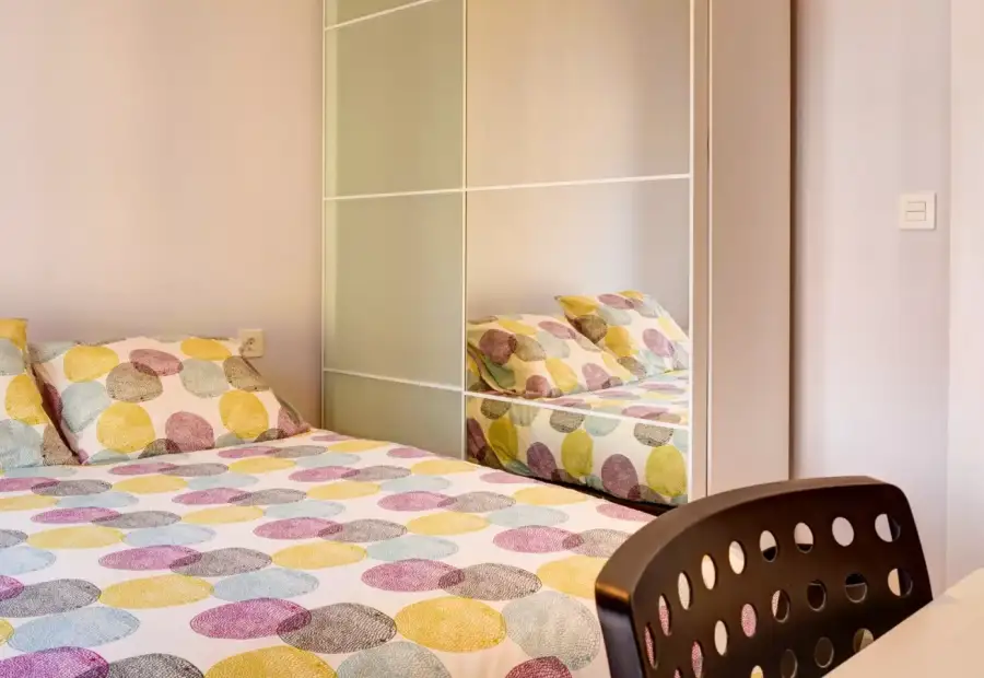 Habitación en piso compartido de 6 habitaciones en Zaragoza, ideal solo para mujeres profesionales. en Zaragoza