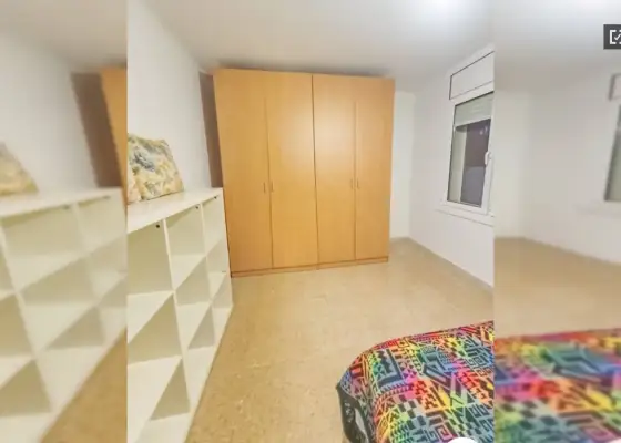 Habitación en un apartamento compartido de 4 habitaciones en El Carmelo, con todos los gastos incluidos. en Barcelona
