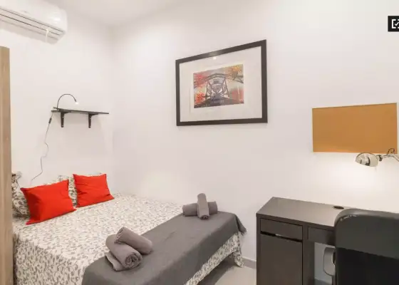 Habitación en un piso compartido de 7 dormitorios en alquiler en Sants, gastos incluidos. en Barcelona