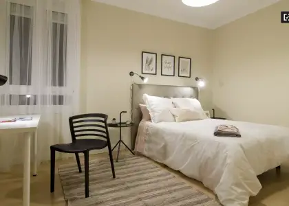 Habitación en un piso compartido de 8 habitaciones en Abando, con todos los gastos incluidos, ideal para profesionales y estudiantes. en Bilbao