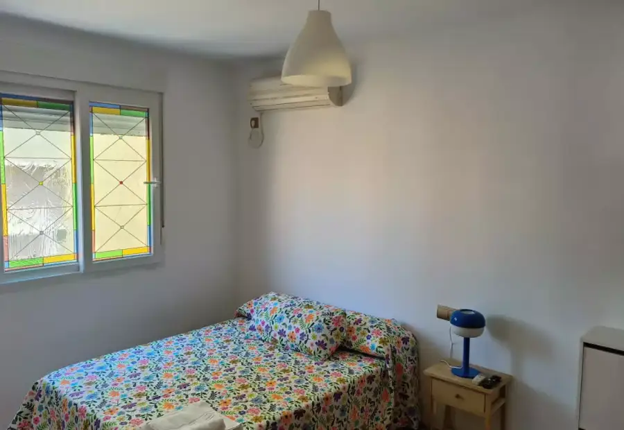 Se alquila habitación en piso compartido de 3 habitaciones en Cruz del Humilladero, gastos incluidos, solo chicas en Málaga