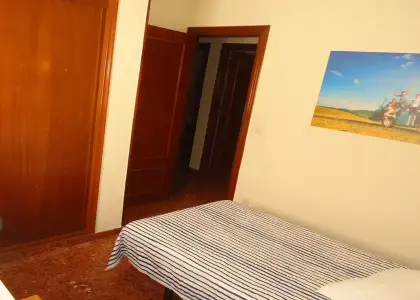 Se alquila habitación en piso compartido de 4 habitaciones en Ciudad Jardín. en Córdoba