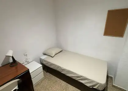 Se alquila habitación en piso compartido de 5 habitaciones en Camino de Ronda en Granada
