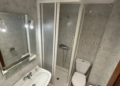 Se alquila habitación en piso compartido de 5 habitaciones en Camino de Ronda en Granada