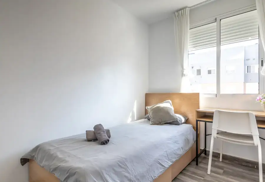 Se alquila habitación en piso compartido de 5 habitaciones en L'Illa Perduda. en Valencia