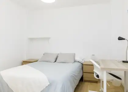 Se alquila habitación en piso compartido de 5 habitaciones en Zaragoza, todos los gastos incluidos. en Zaragoza