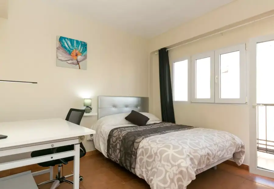 Se alquila habitación en piso de 4 habitaciones en Granada en Granada
