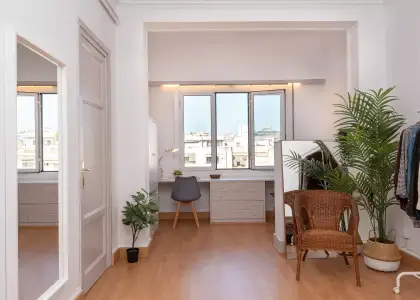 Se alquila habitación en piso de 6 habitaciones en Barcelona en Barcelona